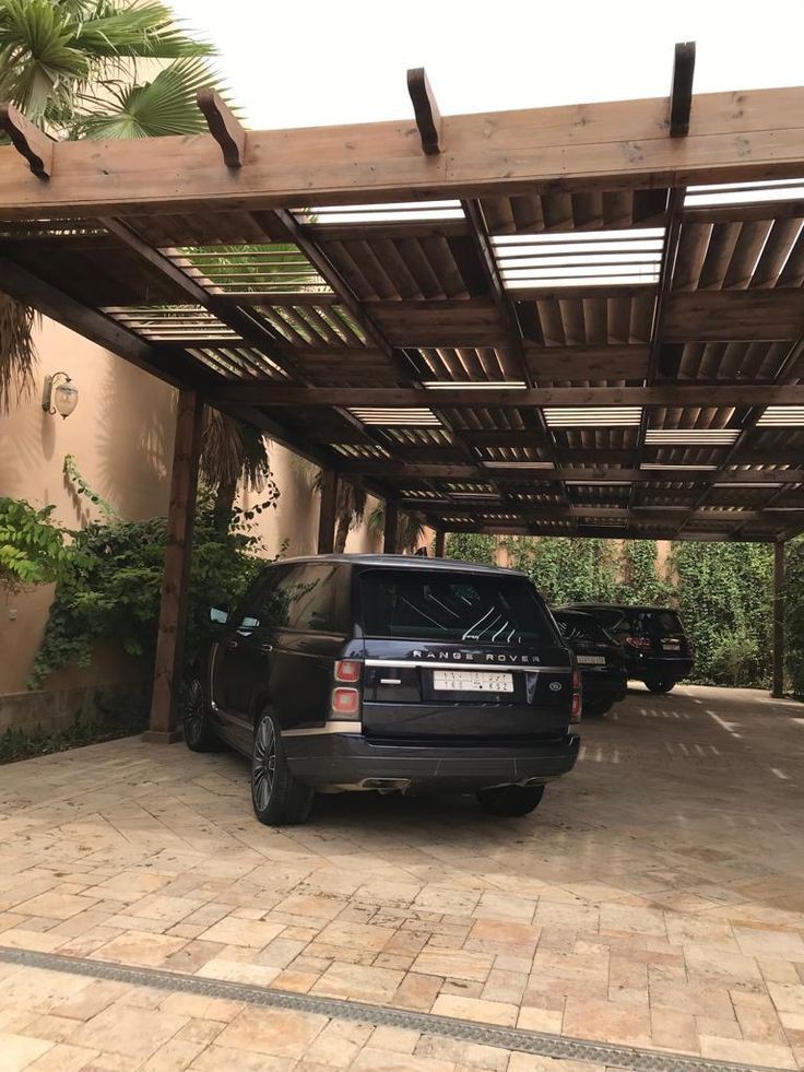 صورة برجولة خشبية لمواقف السيارات في مكة