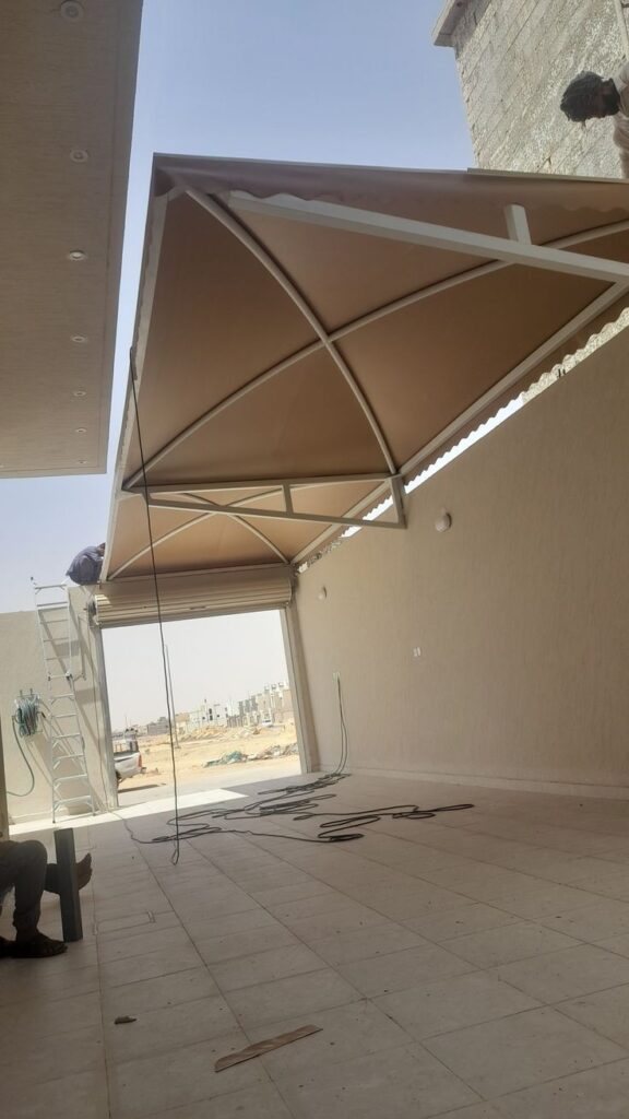 صورة مظلة سيارات قماش PVC أبيض اللون في مكة