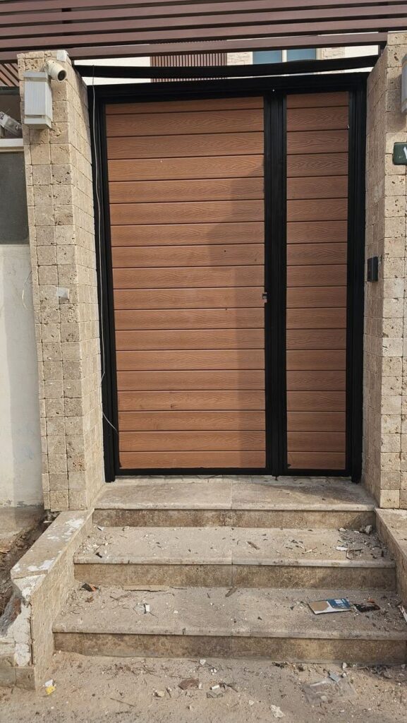 خدمات تلبيس أبواب مع مؤسسة الظل العصري