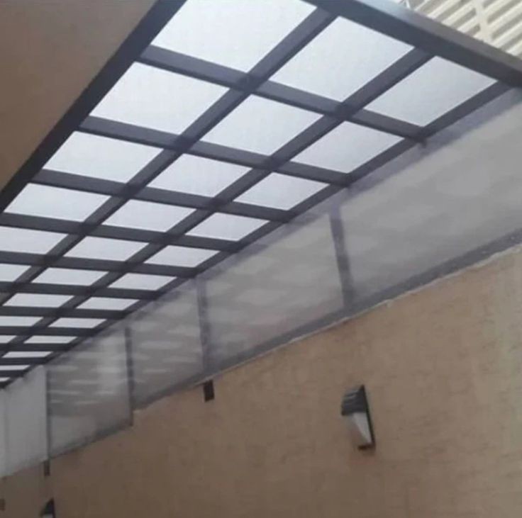 أسقف شفافة للممرات