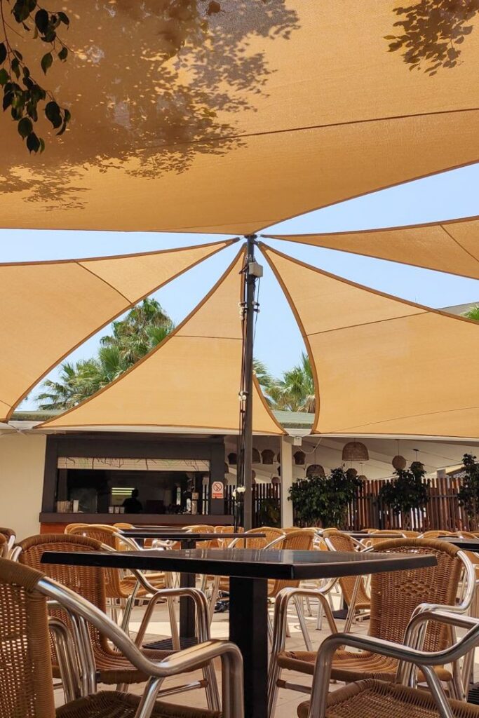 مظلات شد إنشائي للمقاهي الحديثة